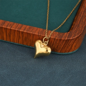 Collier avec pendentif cœur évidé doré en acier inoxydable poli pour un look élégant