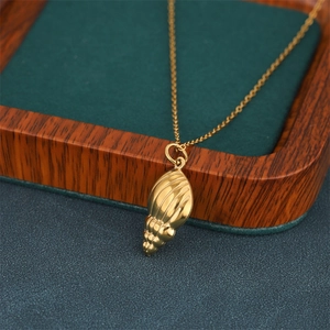 Elegant 18K gold plated stainless steel shell pendant necklace with striped shell texture