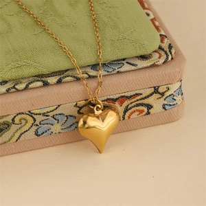 Collier avec pendentif coeur évidé en or poli avec une finition miroir étincelante