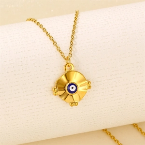 Collier en acier inoxydable 18K avec pendentif œil bleu sur un support blanc élégant