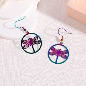 Regenbogen Edelstahl Libellen-Ohrringe mit filigranem, ausgehöhltem Design am Ohrhaken