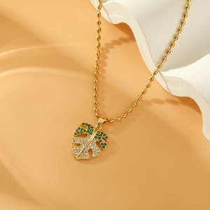 Collier feuille de palmier doré avec zircons verts et chaîne à billes au style été