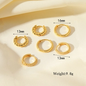 Set de trois paires de boucles d'oreilles dorées avec anneaux torsadés, polis et sertis