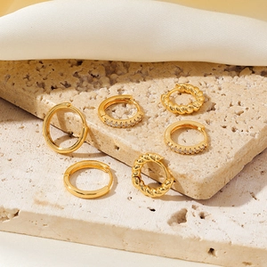 Ensemble de trois paires de créoles dorées aux styles lisse, torsadé et zircon sur pierre