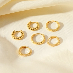 Ensemble de trois paires de créoles dorées torsadées, polies et avec zircons