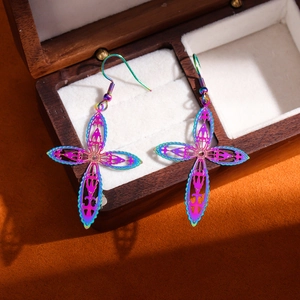 Boucles d'oreilles croix évidées arc-en-ciel en acier sur boîte à bijoux