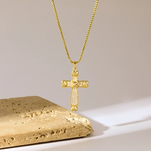 Élégant Collier Pendentif Croix en Cuivre Plaqué Or Avec Formes de Cœur en Zircon Blanc Chaîne Vénitienne Bijoux Pour Femme