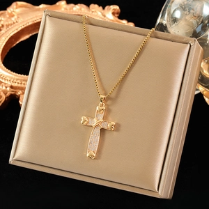 Collier croix plaqué or pour femme avec détails en cœur et cristaux d'oxyde de zirconium