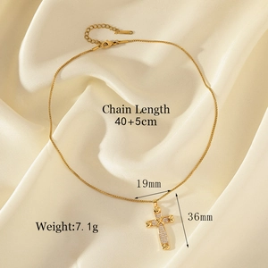 Collier avec pendentif croix plaqué or et zircons scintillants sur soie beige