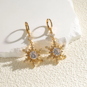 Boucles d'Oreilles Pendantes Flocon de Neige Dorées Élégantes pour Femmes Cuivre Incrusté de Zirconia Bijoux d'Hiver Cadeau de Noël Nouvel An
