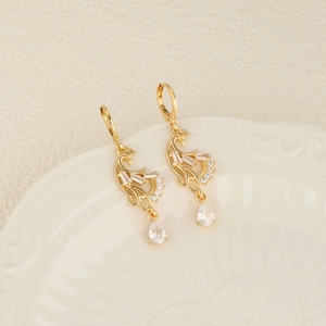 Boucles d'oreilles paon dorées avec zircons blancs et pendentifs en goutte