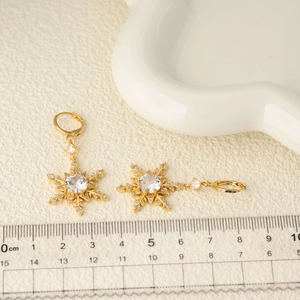 Boucles d'oreilles flocons de neige dorées avec zircons pour une mode hivernale élégante