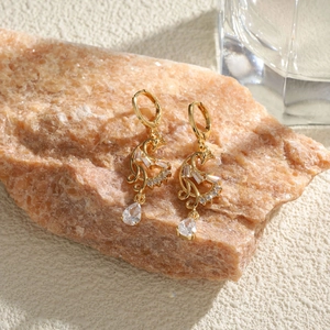 Boucles d'oreilles paon plaquées or avec zircons cubiques brillants sur un support en pierre
