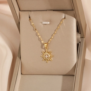 Élégant collier doré avec pendentif étoile scintillante sur tissu en soie champagne