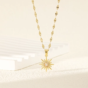 Collier tournesol doré avec cristaux de zircon étincelants sur un socle blanc