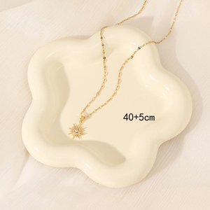 Luxueux collier de tournesol doré avec cristaux étincelants sur une assiette crème