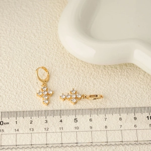 Funkelnde goldene Kreuzohrringe mit weißen Zirkonsteinen für modebewusste Damen
