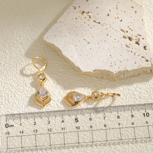 Luxurious 18K gold teardrop earrings with pear-cut zircon and hollow metal details