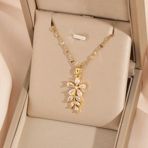 Élégant Collier en Acier Inoxydable Avec Pendentif Fleur en Zircone Bijoux Minimalistes Chaîne de Clavicule pour Femme Quotidien