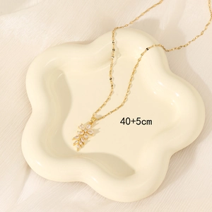 Collier fleur dorée avec pétales en zircon sur plateau blanc, longueur de 40+5cm