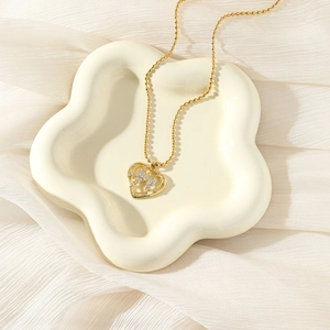Collar de corazón dorado con lazo micro-engastado y delicada cadena de esferas