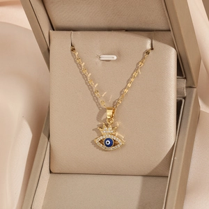 Collier avec pendentif œil maléfique plaqué or 18 carats et zircons dans un écrin
