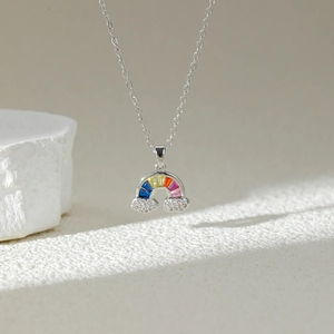 Détail du collier plaqué or 18k avec zircons arc-en-ciel et pendentif nuage pavé