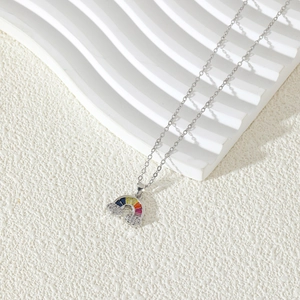 Détail du pendentif arc-en-ciel avec nuages en zircone sur une chaîne dorée