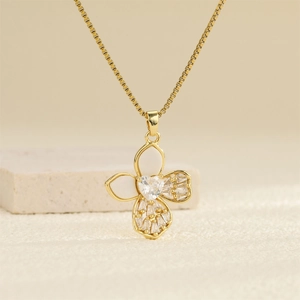 Collier trèfle plaqué or 18 carats avec cristal en cœur et pendentif fleur en zircone