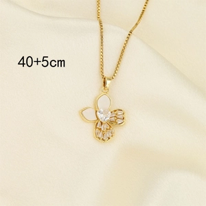 Collier trèfle doré élégant avec émail blanc et zircons clairs sur fond en soie beige