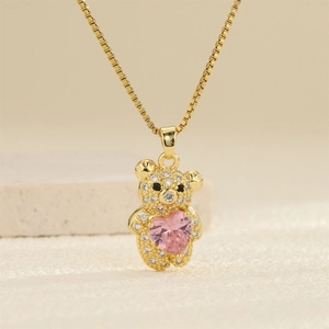 Collier pendentif ours doré avec zircon cœur rose et cristaux sur support en pierre