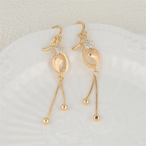 Élégantes boucles d'oreilles pendantes dorées avec motifs étoile, cœur et zircons brillants