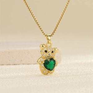 Collier doré avec pendentif ours serti de zircons et une grande pierre gemme cœur vert