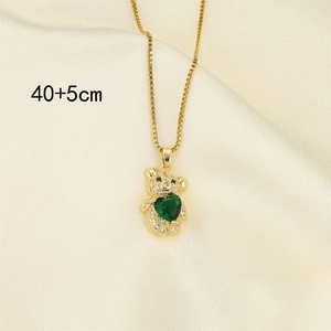 Détail du pendentif ours avec zircon cœur vert et diamants blancs sur chaîne dorée