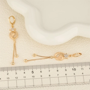 Boucles d'oreilles pendantes géométriques dorées avec cœurs, étoiles et zircons