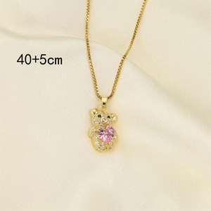 Collier doré avec pendentif ours en zircons tenant un cristal en forme de cœur rose