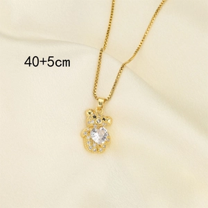 Détail du pendentif ours en peluche avec zircon cœur sur chaîne vénitienne 40+5cm