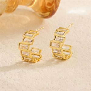 Boucles d'Oreilles Géométriques en Forme de C en Cuivre Plaqué Or Avec Zirconia Baguette Et Tige en Argent Sterling 925
