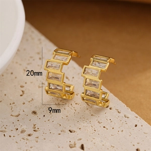Boucles d'oreilles en argent S925 et or avec zircons rectangulaires au design en C