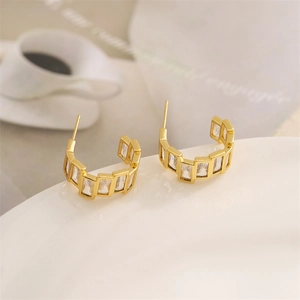 Boucles d'oreilles dorées géométriques en C avec zircon rectangulaire sur céramique