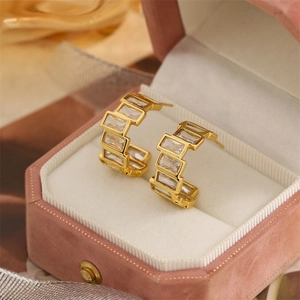 Boucles d'oreilles C en argent S925 avec zircons rectangulaires dans un coffret rose