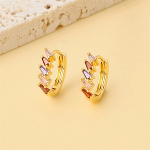 Boucles d'Oreilles Huggie en Cuivre Plaqué Or Zircone Arc-en-Ciel Minimaliste Multicolore Taille Baguette Bijoux Mode Femme