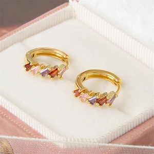 Boucles d'oreilles créoles dorées avec zircons colorés de coupe triangle en coffret cadeau