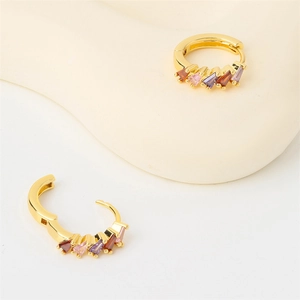 Boucles d'oreilles créoles plaquées or avec zircons colorés de taille baguette