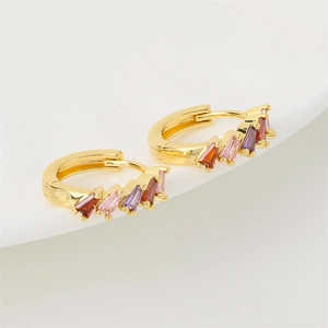 Boucles d'oreilles créoles dorées avec zircons colorés de taille émeraude