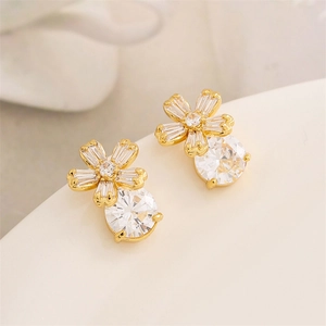 Boucles d'oreilles fleurs plaquées or avec cristaux de zircon pour un look élégant