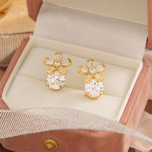 Boucles d'oreilles fleurs plaquées or avec cristaux de zircon dans une boîte rose