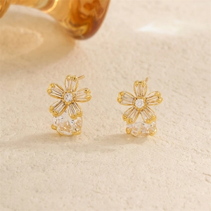 Élégantes boucles d'oreilles fleurs plaquées or avec pétales en zircon et cristal clair