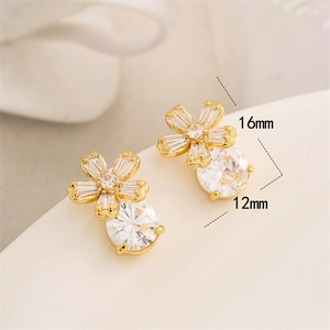 Élégantes boucles d'oreilles fleur à cinq pétales plaquées or avec cristaux de zircone