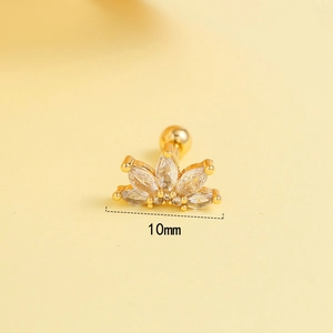 Nahaufnahme des 10mm goldenen Kronen-Ohrsteckers mit fünf Zirkoniasteinen im Marquise-Schliff